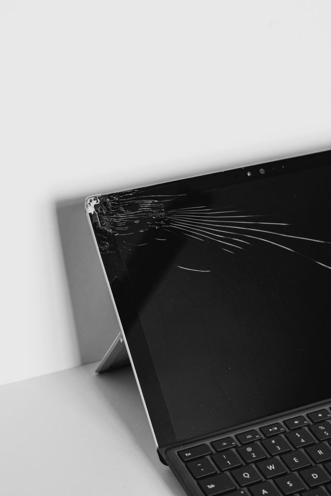Remplacement de dalle LCD et vitre tactile sur ordinateur portable.