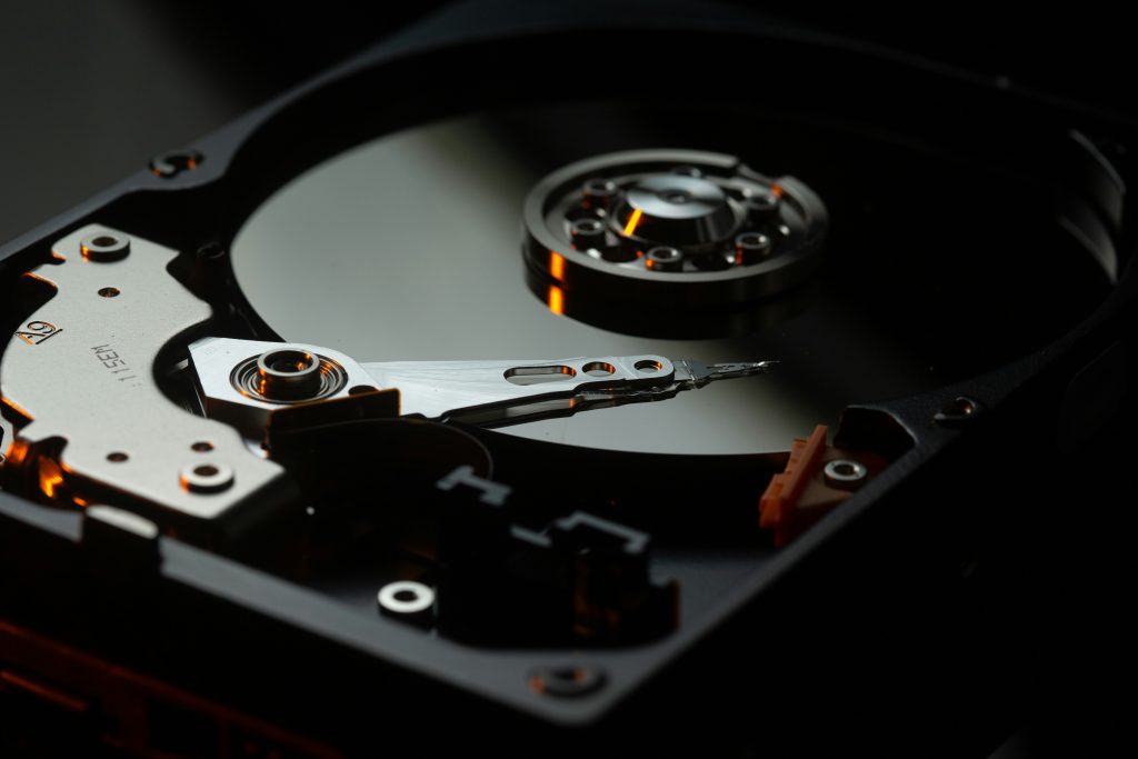 Analyse mécanique de disque dur pour diagnostic de panne.