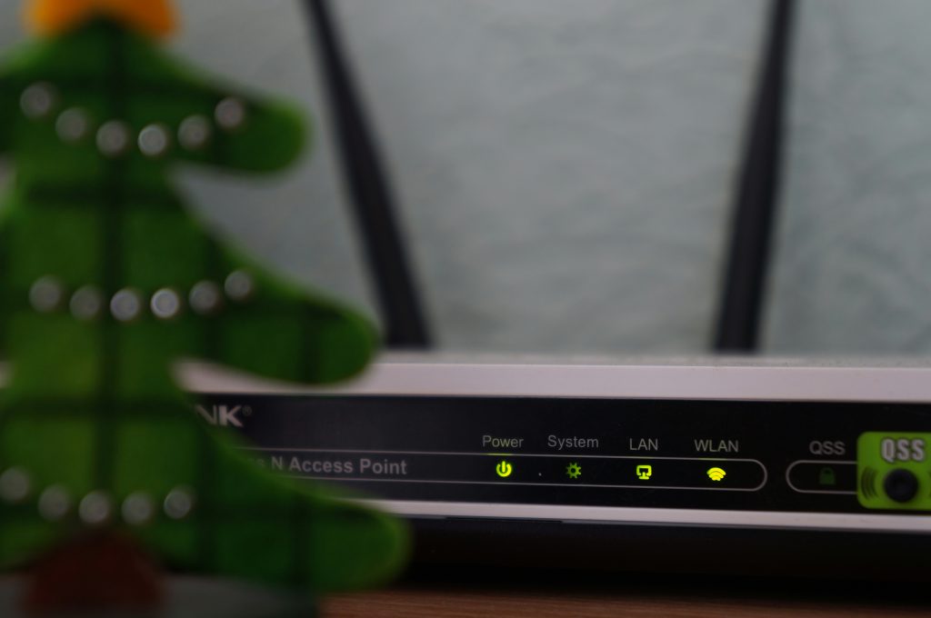 Installation de bornes Wi-Fi haut débit pour couverture réseau totale.