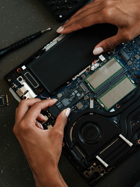 Dépannage matériel et remplacement de RAM/Batterie sur ordinateur portable.